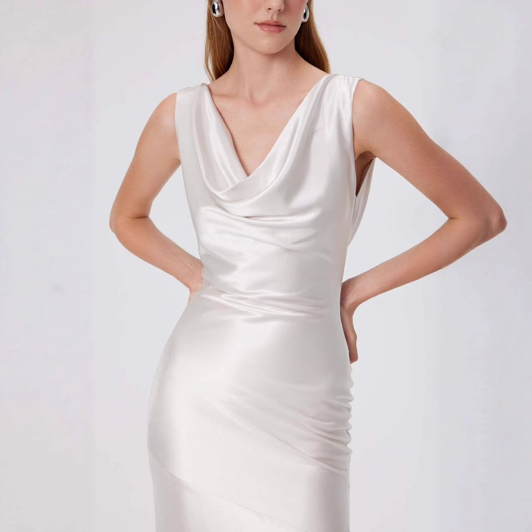 Dame elegant aftenkjole med flydende satin og raffineret udsnit Skovae