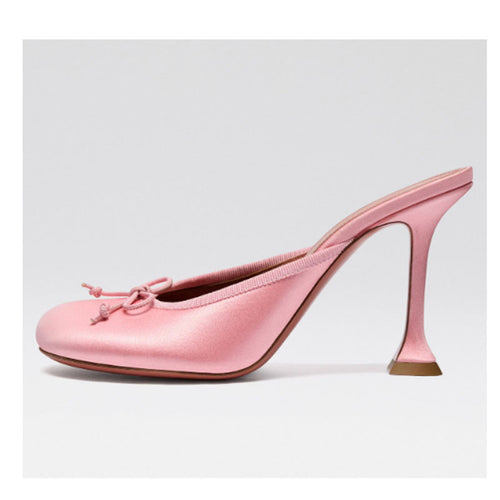 Femme High-Fashion Satin-Pantoletten med skulpturel hæl Stilla