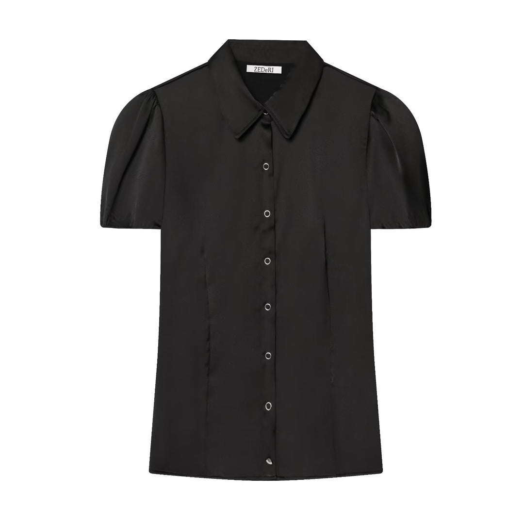 Damebluse med korte pufærmer og elegant knapliste Skovae