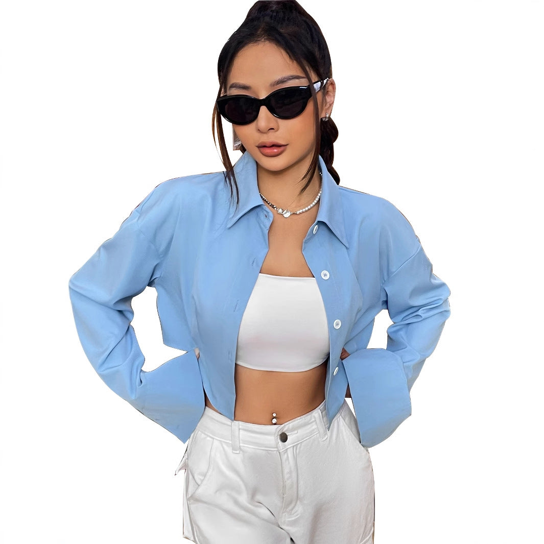 Kvindernes cropped bluse med brede ærmer og elegant knapstol Stilla