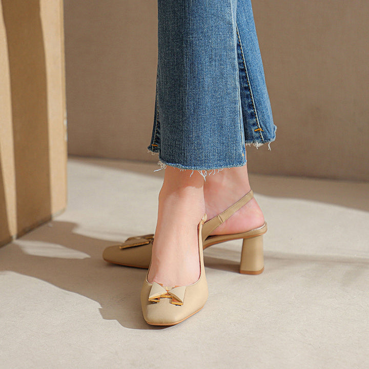 Dame Slingback-pumper med spids tå, blokhæl og poleret spænde-detail Stilla