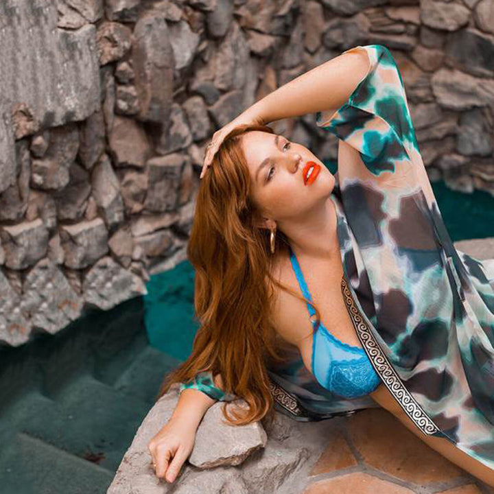 Dame strandkimono i livligt boho-design med flydende snit Stilla