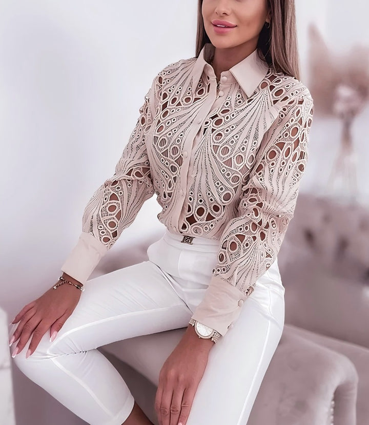 Damer elegant bluse med kunstnerisk hulmønster og stilfuld krave Stilla