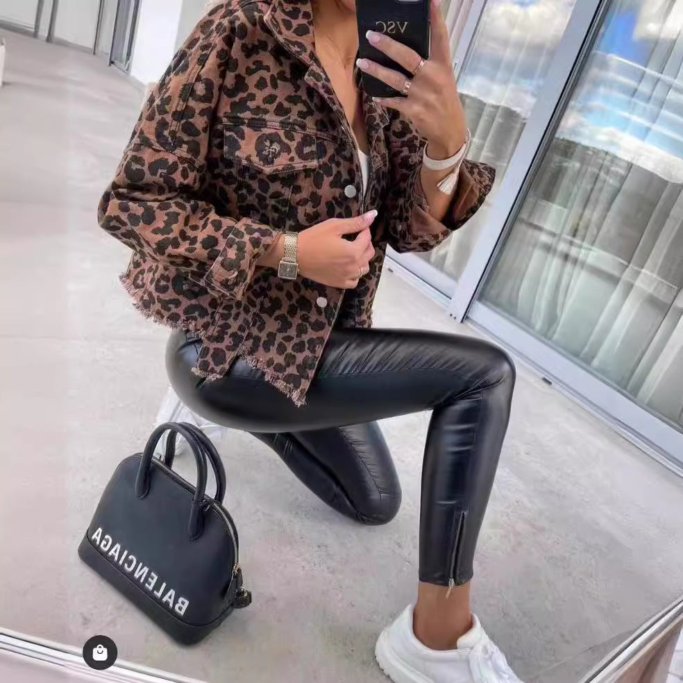 Kvinders jeansjakke i trendy leopardprint med frynset kanter og oversized snit Stilla