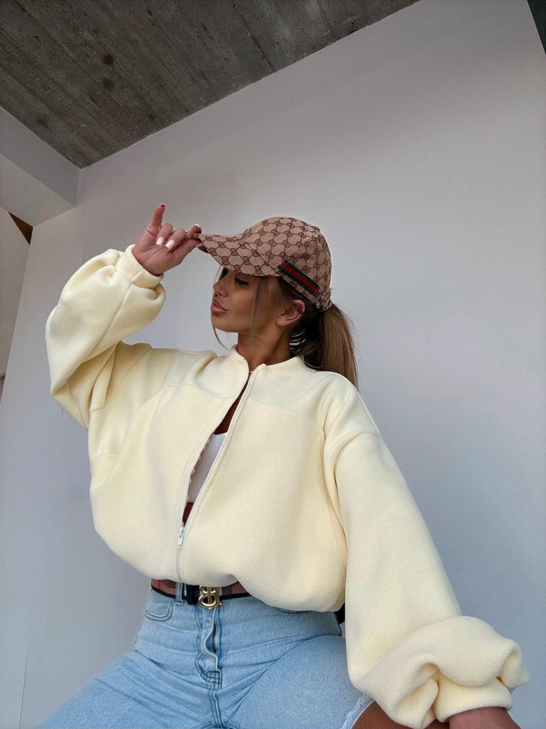 Kvinders cropped fleece jakke med voluminøse ærmer og høj krave Skovae
