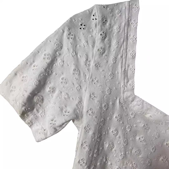 Dameoverdel med fin hulbroderi og dekorative detaljer Stilla
