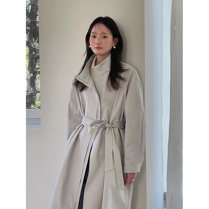 Dame modische trenchcoat med minimalistisk design og praktiske lommer Stilla