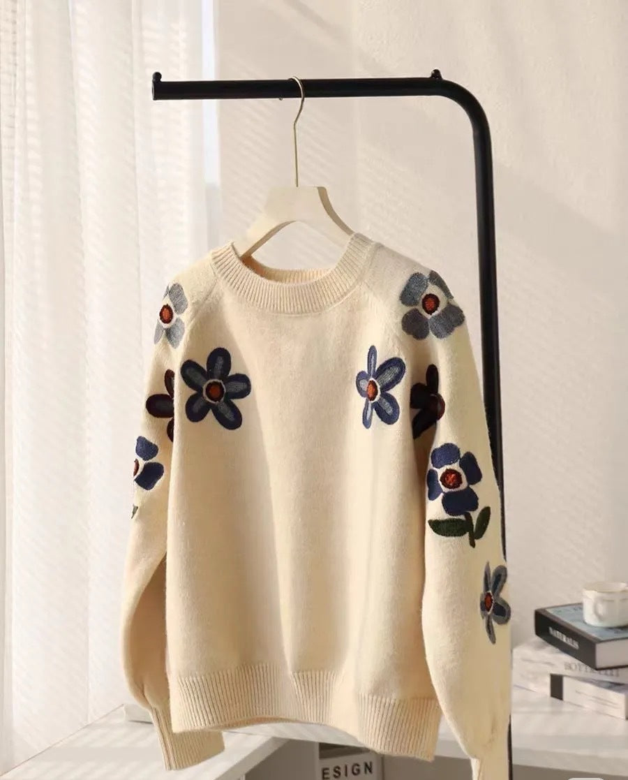 Kvinders elegante strikket sweater med blomsterbroderi design og afslappet snit Stilla