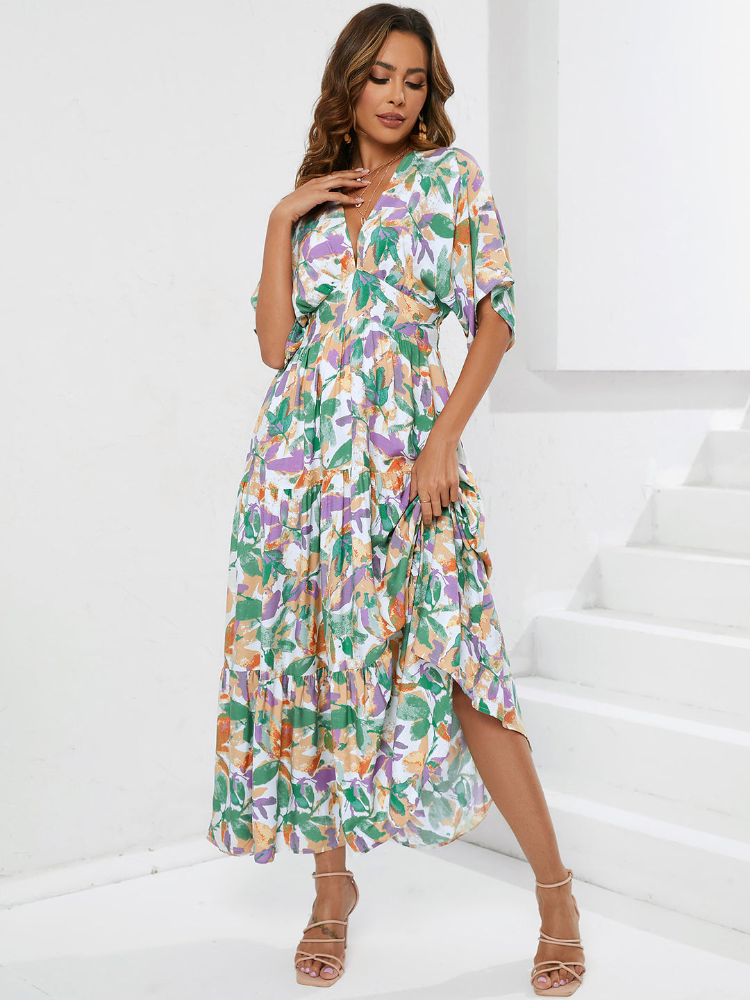 Dame maxikjole med blomsterdesign og buet kant Stilla