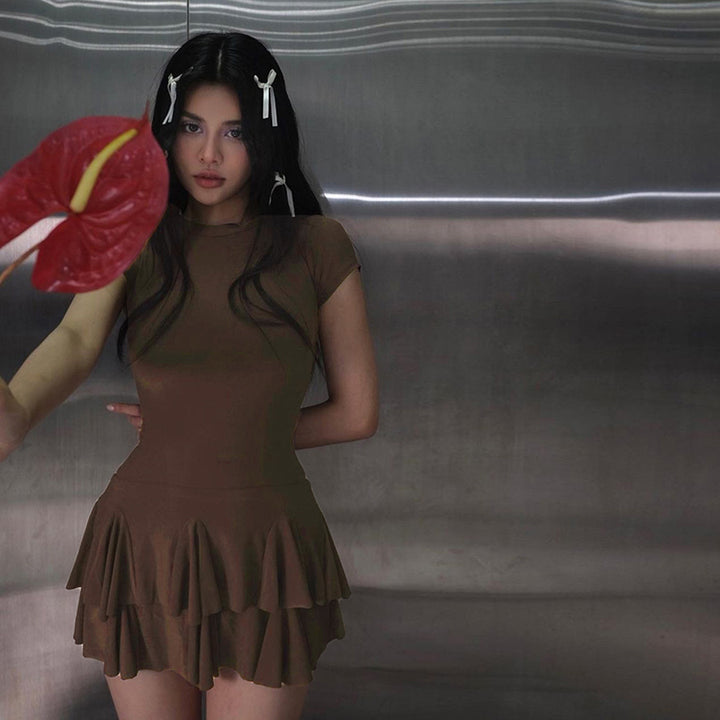Dame Minikjole med flydende ruffles design og figursyet overdels Stilla