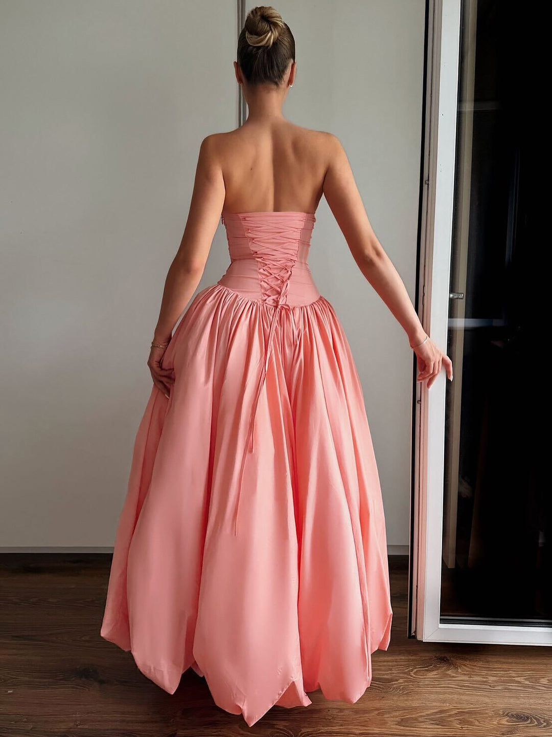 Dame Elegant bryllupskjole med strapless design og voluminøs nederdel Stilla