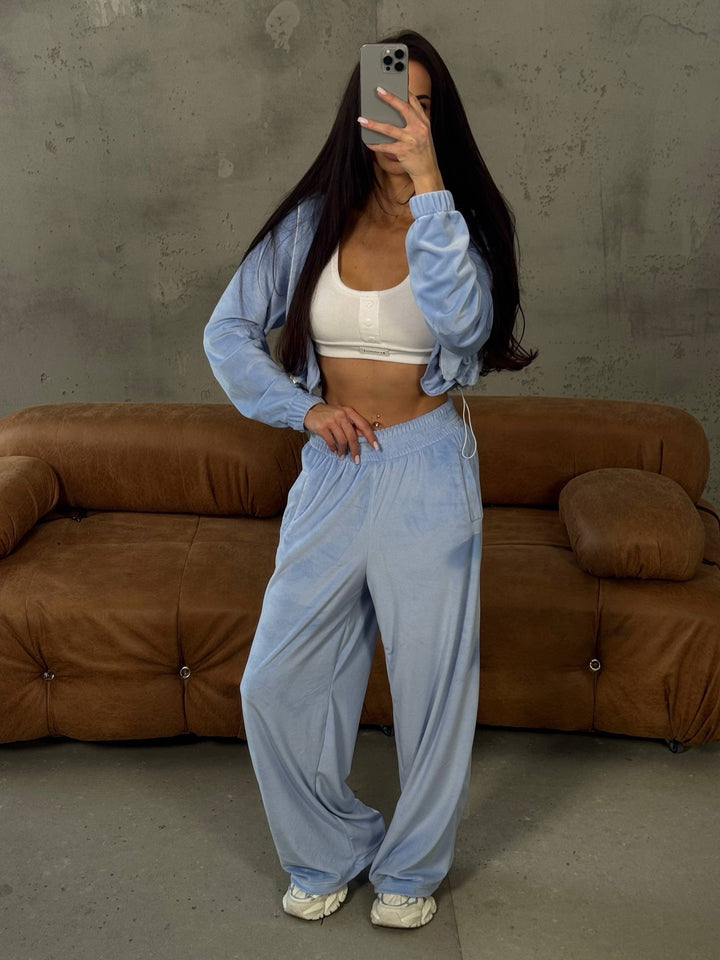Kvinders afslappede velour loungewear sæt med cropped top og bred pasform Skovae