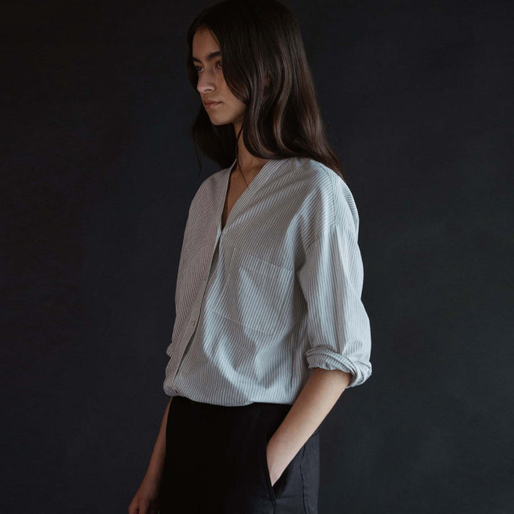 Dame casual stribet bluse med V-hals og dekorative knapper Stilla
