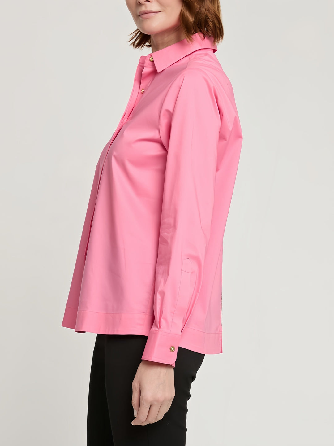 Dame Kvalitets bomuldsbluse med elegante knapdetaljer og figursyet snit Stilla