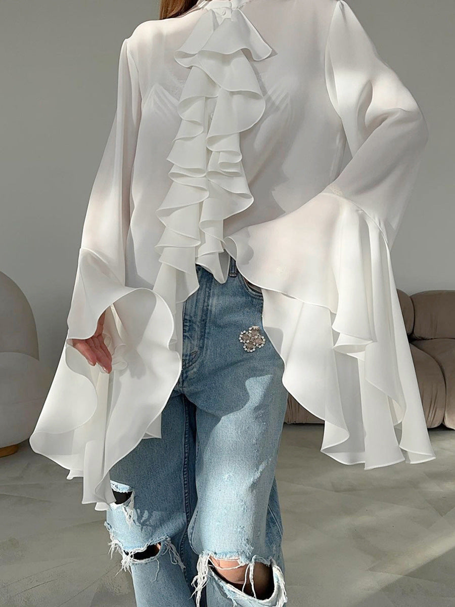 Damebluse med voluminøse flæser og elegante trompetærmer Stilla