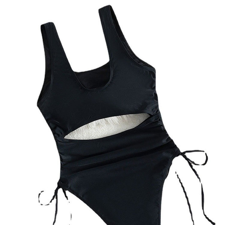 Dame badedragt med moderigtige cut-out og justerbare bånd Skovae