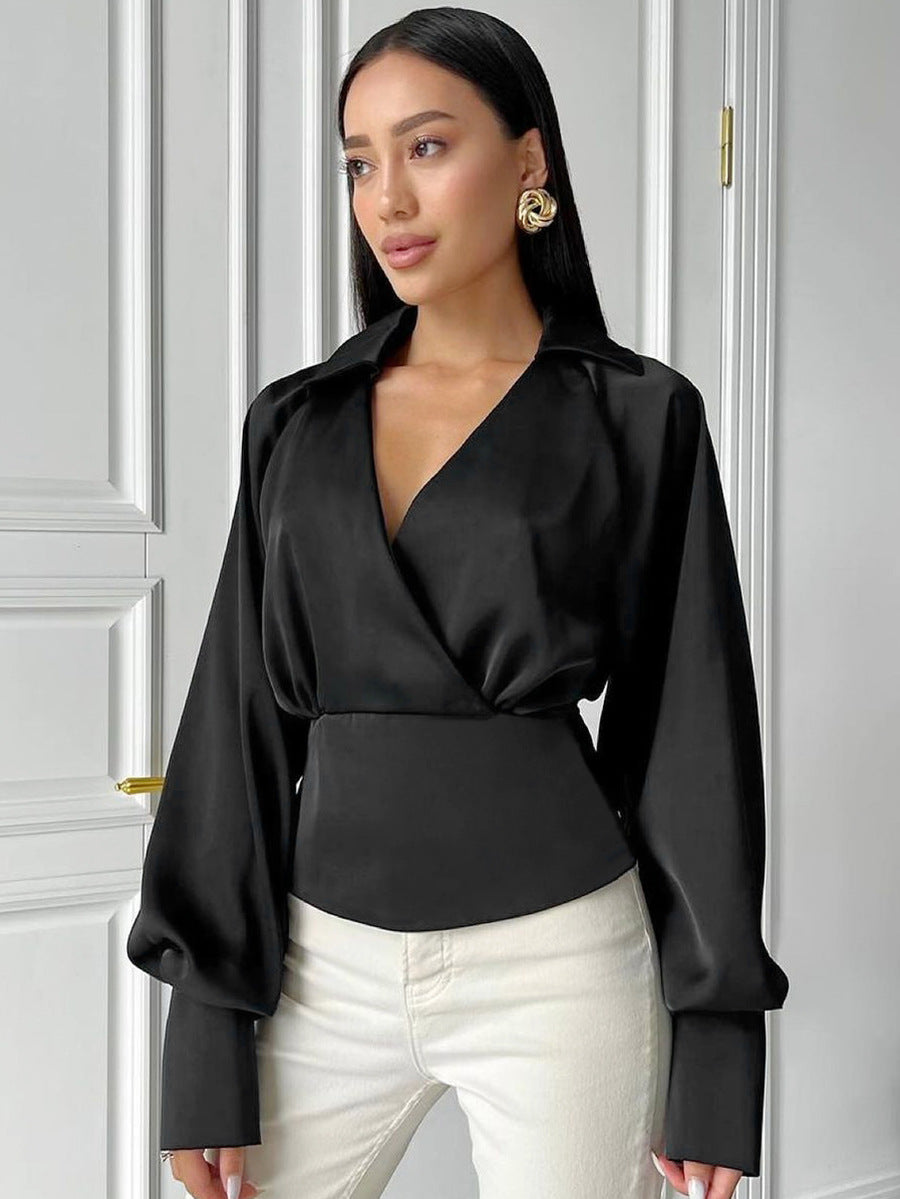 Damebluse i vippestil med voluminøse ærmer og elegant satin-finish Stilla