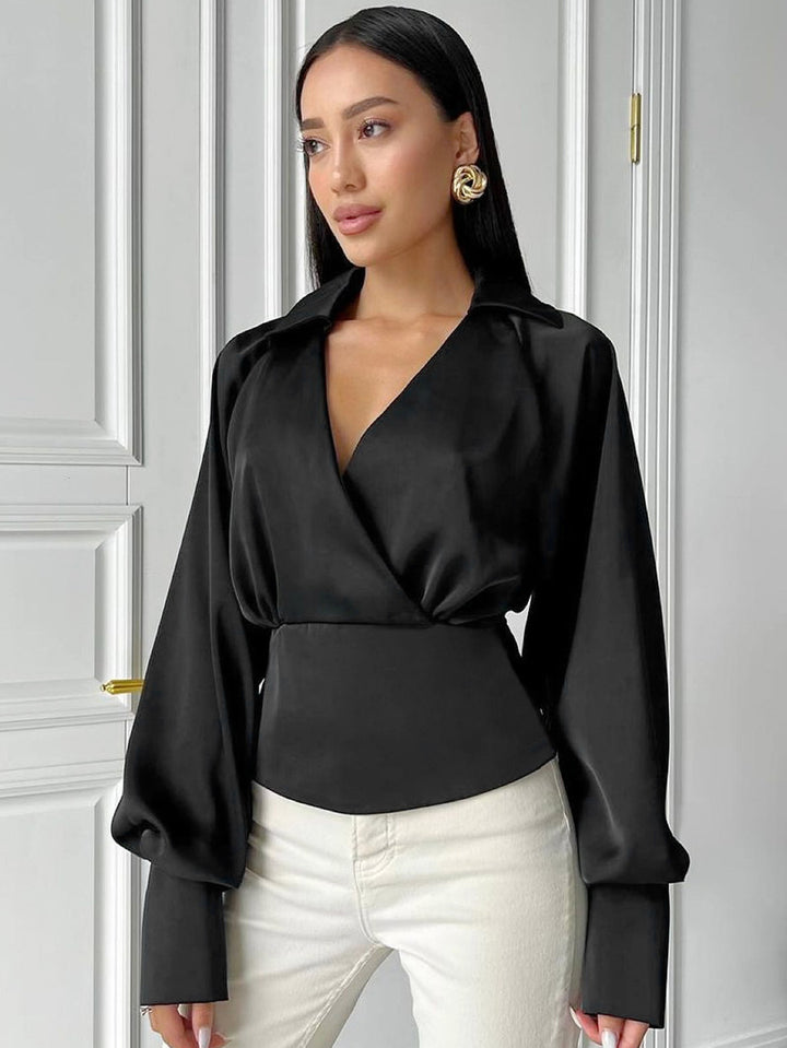 Damebluse i vippestil med voluminøse ærmer og elegant satin-finish Stilla