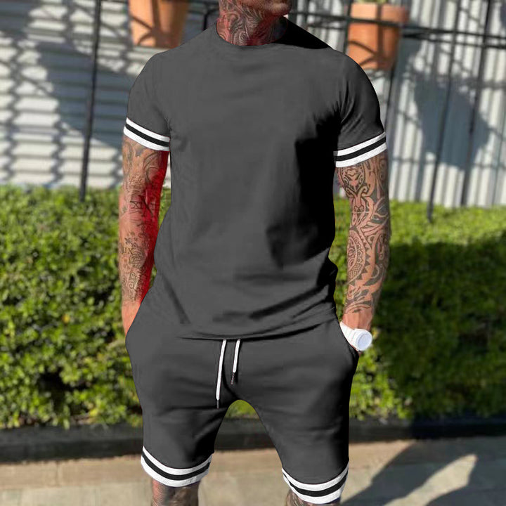 Herre nan sporty fritidssæt lavet af bomuldsjersey med rundhalset t-shirt og snore shorts Skovae