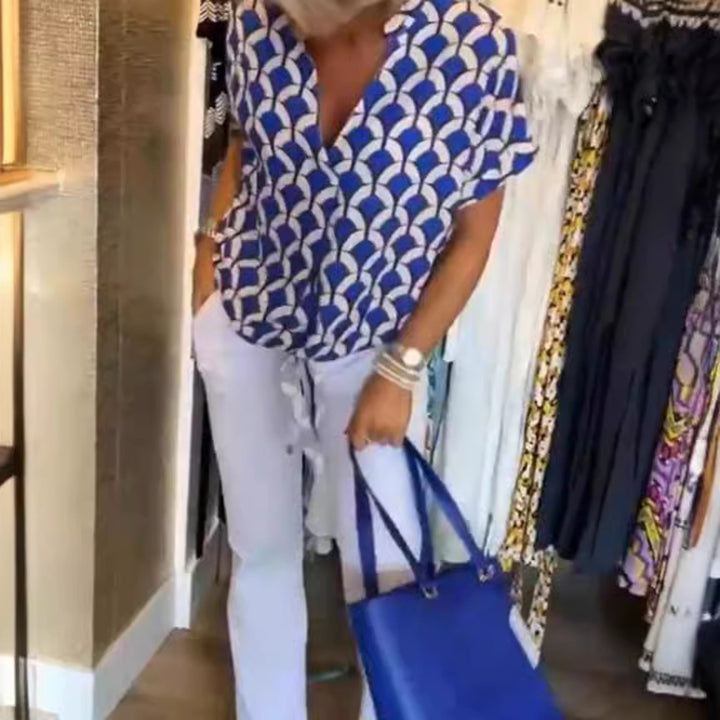 Dame med kortærmet geometrisk bluse med knude og ståkrave Skovae