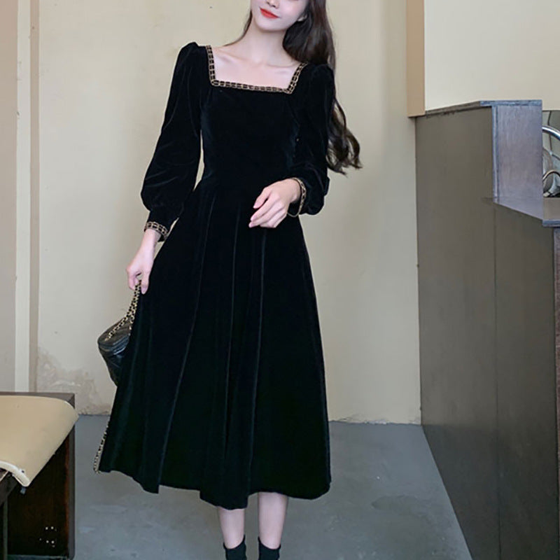 Kvinders elegante velour midi kjole med firkantet halsudskæring og pufærmer