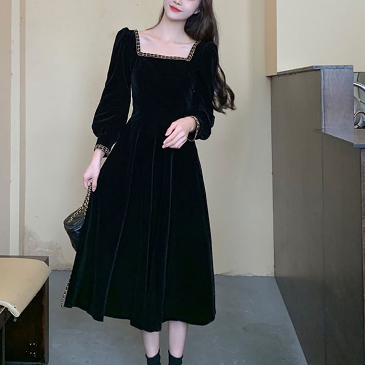 Kvinders elegante velour midi kjole med firkantet halsudskæring og pufærmer