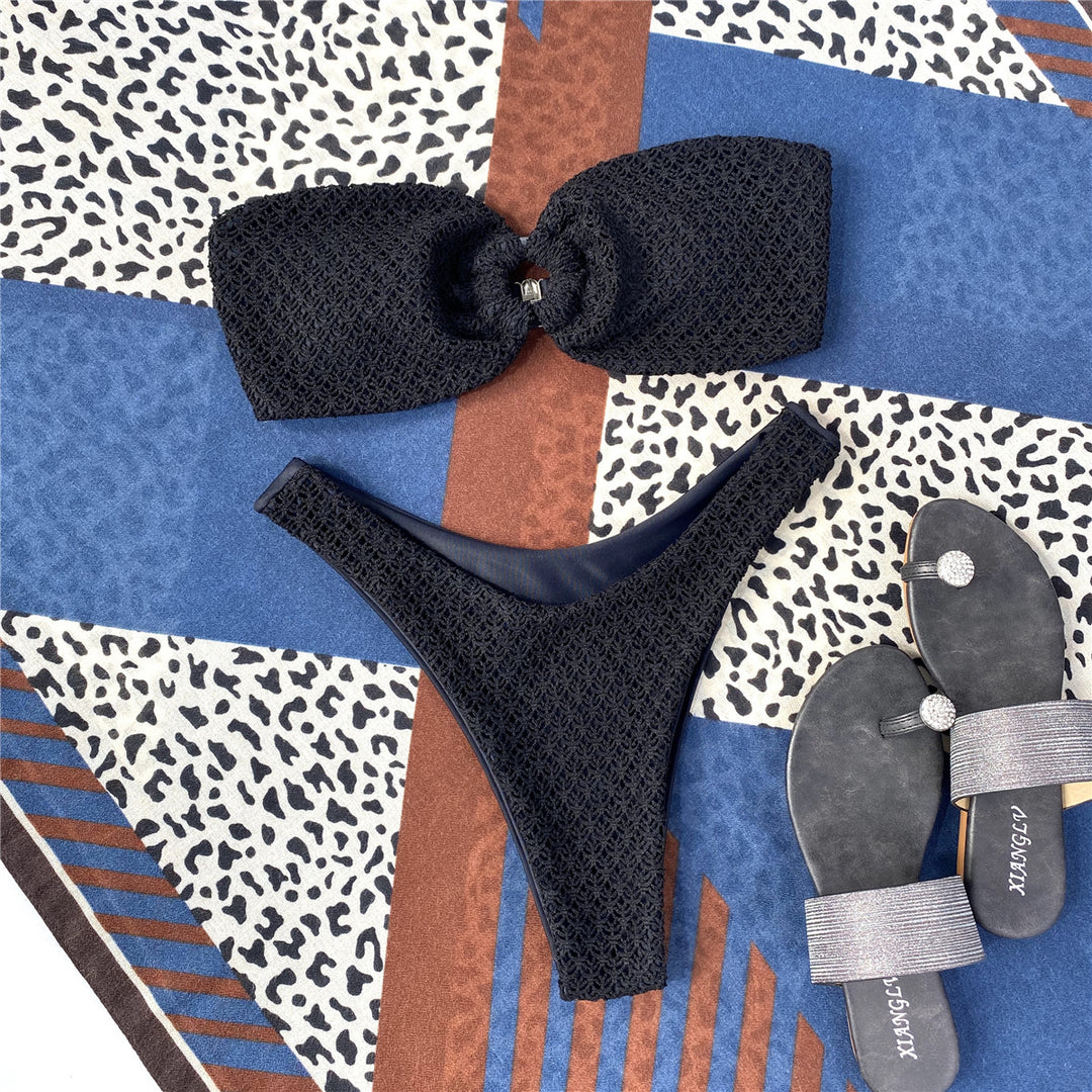 Dame Bandeau-bikini med moderne cut-out-detalje og høj benudskæring Stilla
