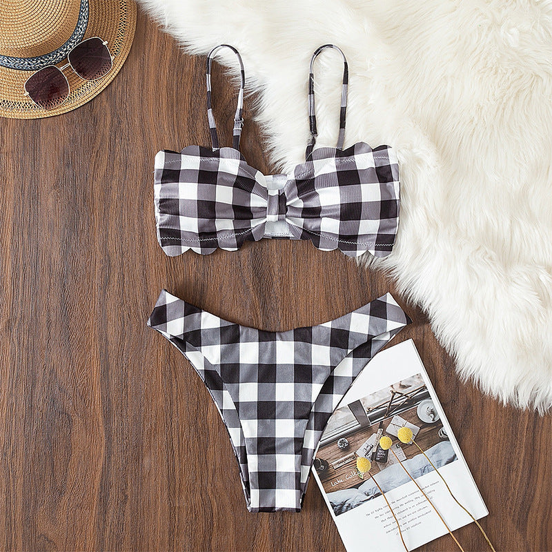 Dame bandeau-bikini med elegant ruffle-detail og ternet mønster Skovae