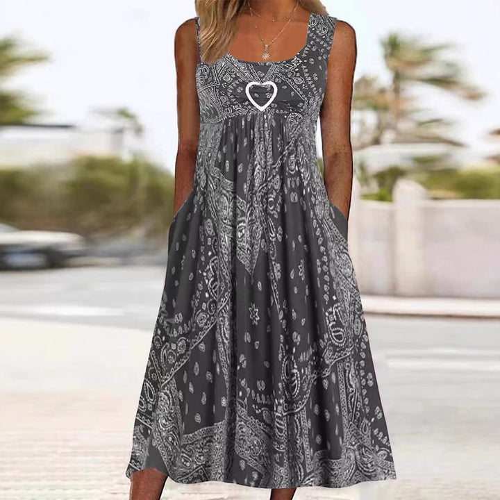 Damer i let Maxi-kjole med Paisley-bandana-print, draperet empire-liv og praktiske sidelommer Skovae