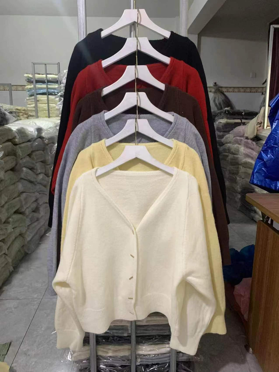 Kvinders cardigan med dyb V-hals og elegante knapper Stilla
