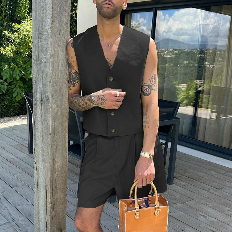 Dame i et elegant skræddersyet sæt med figursyet vest og højtaljede shorts Skovae