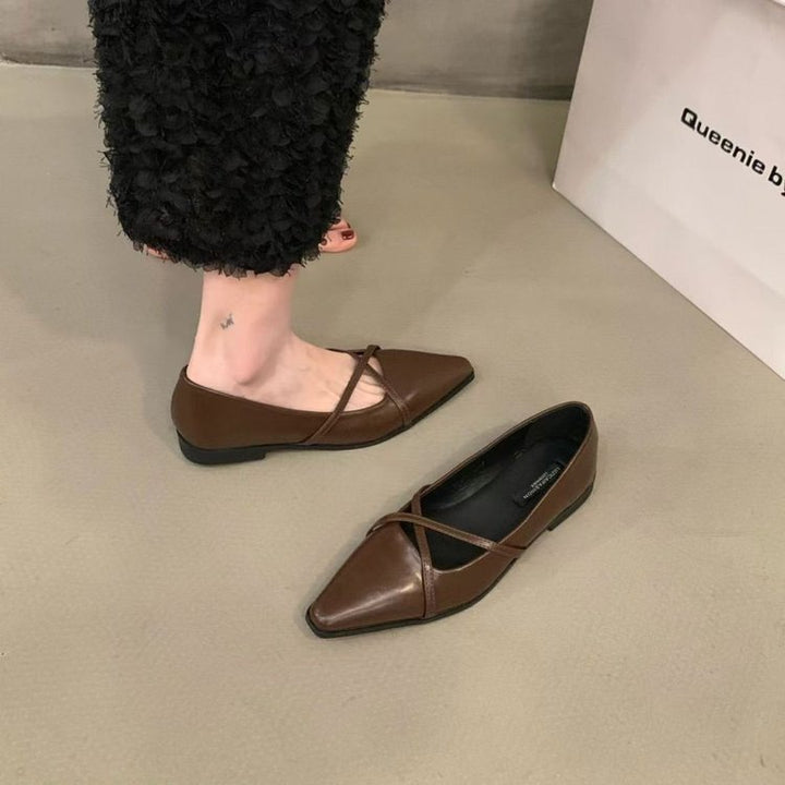 Dame elegante ballerinaer med krydset rem og spidse tåparti Stilla