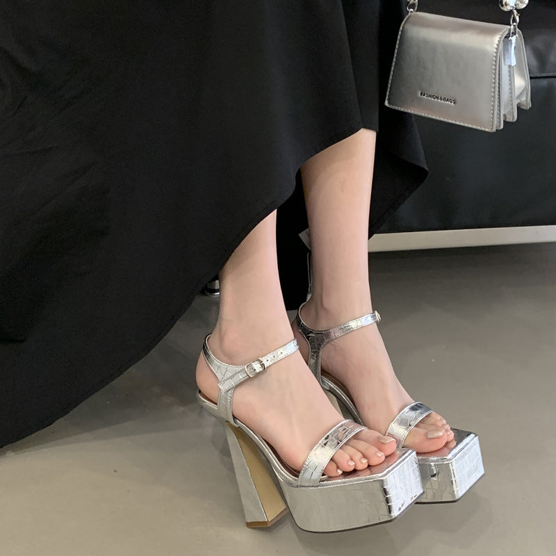 Dame Plateau-sandaler med ekstravagante metalremme og moderne blokhæl Stilla