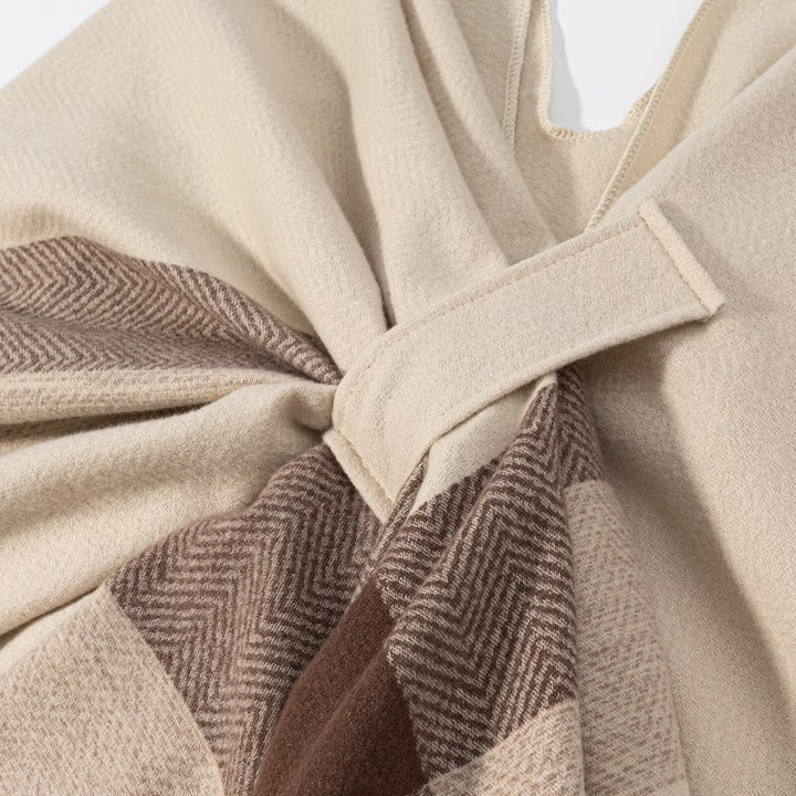 Kvindernes elegante og hyggelige poncho med fashionable mønster Stilla