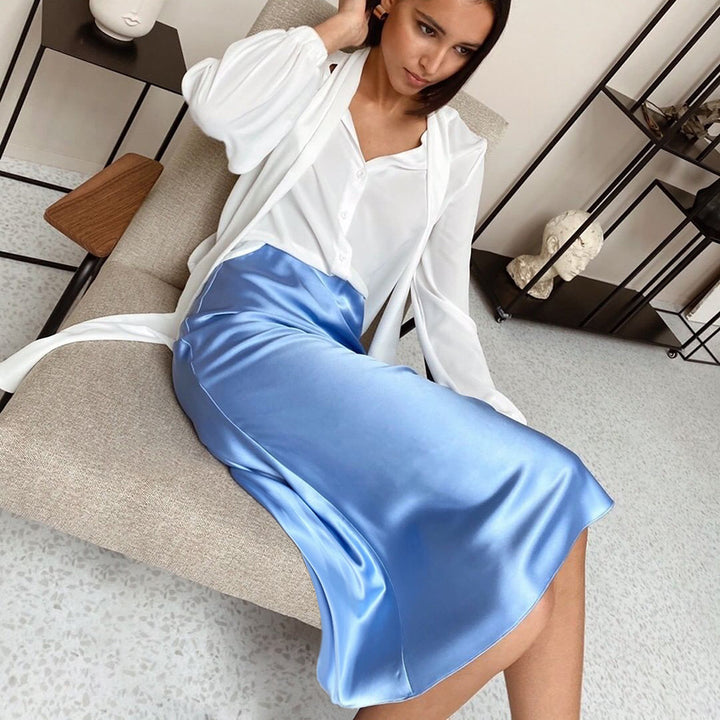 Dame elegant midikjole lavet af flydende satin med svajende kant Stilla
