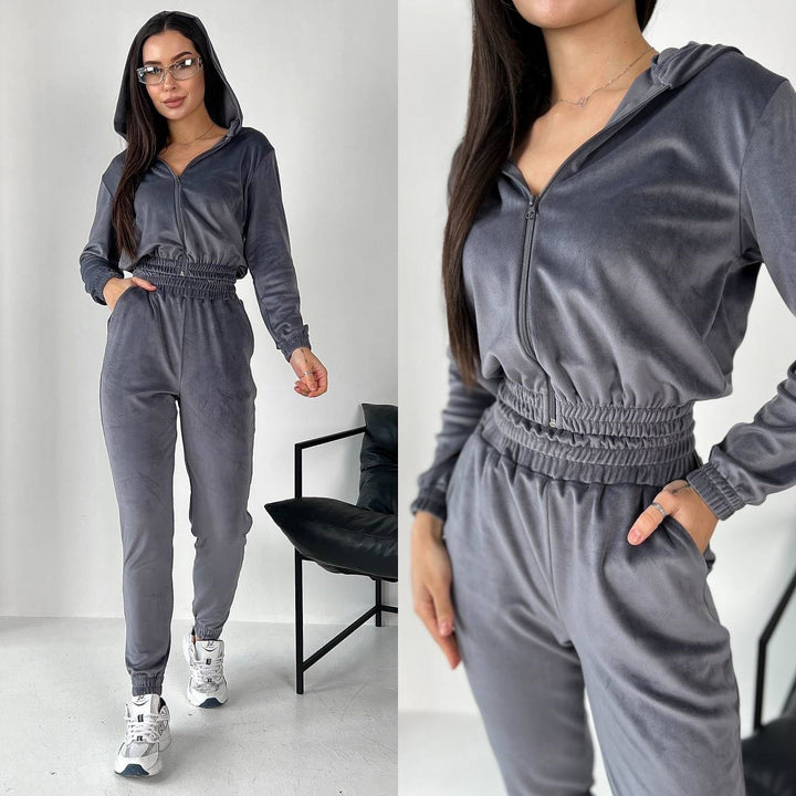 Kvindernes Velour Joggingdragt med Fashionabelt Cropped Design og Praktisk Lynlås Skovae