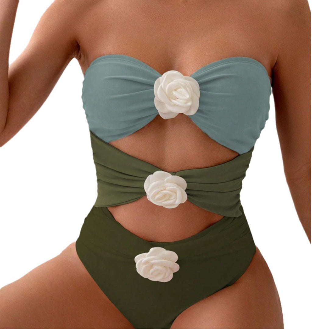 Dame bandeau badedragt med elegante rynker og florale accenter Skovae