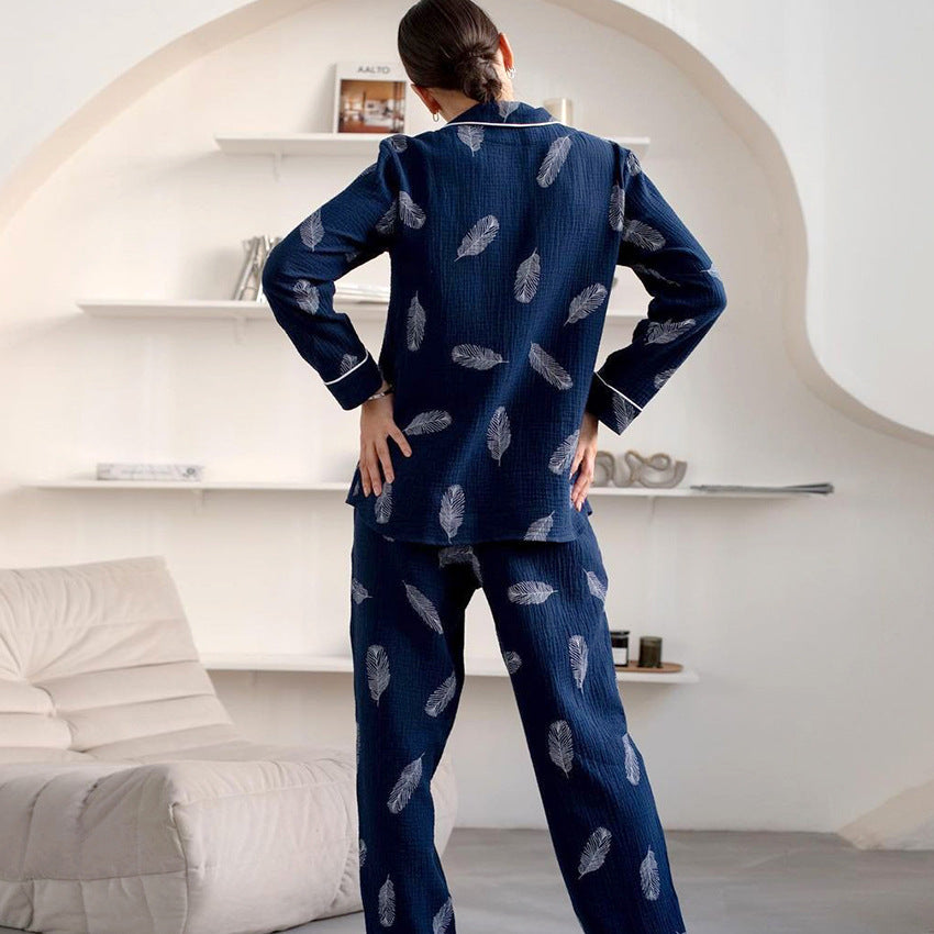 Dame natdragt med fashionabel fjertryk Stilla