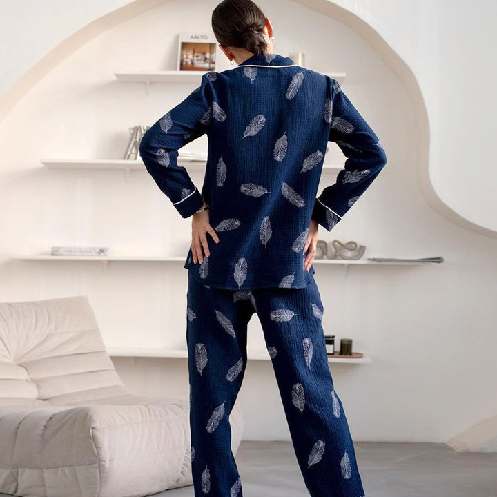 Dame natdragt med fashionabel fjertryk Stilla