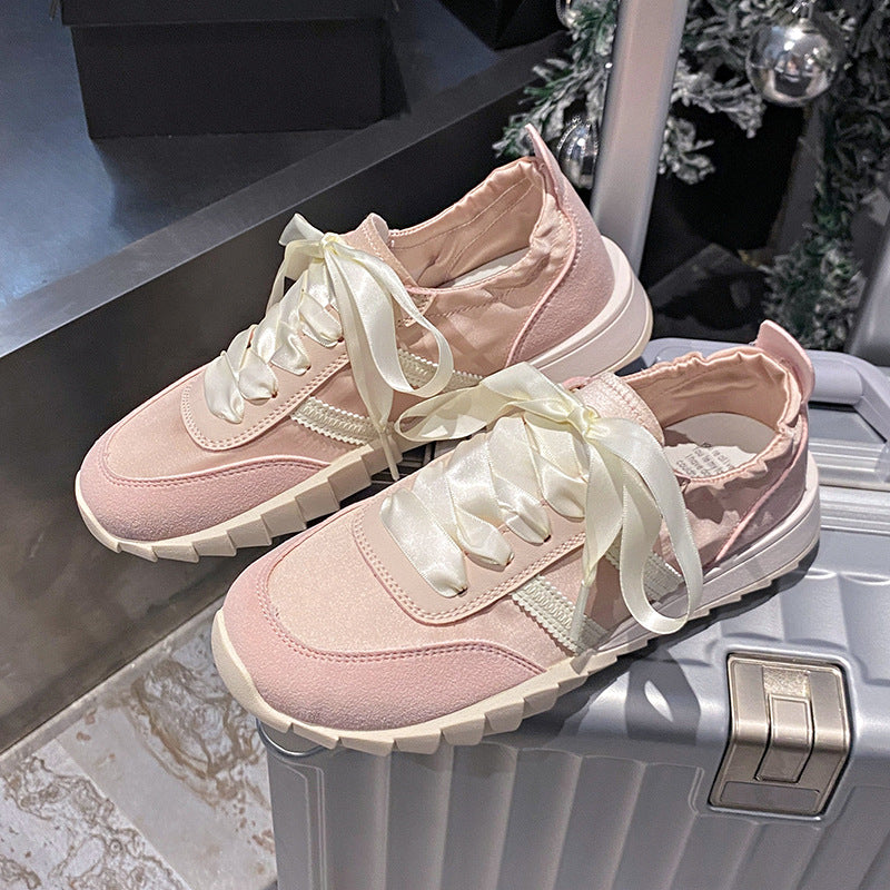 Dame sneakers i modern blanding af sport og elegance med luksuriøse satinsnørebånd Stilla