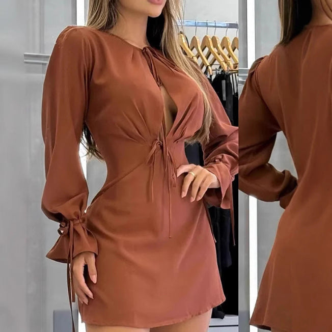 Damen mini kjole med raffineret snor og elegante smock ærmer Stilla