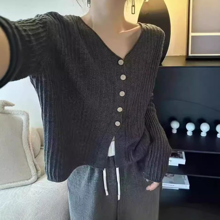 Kvinders cardigan med dekorative knapper og dyb V-hals Stilla
