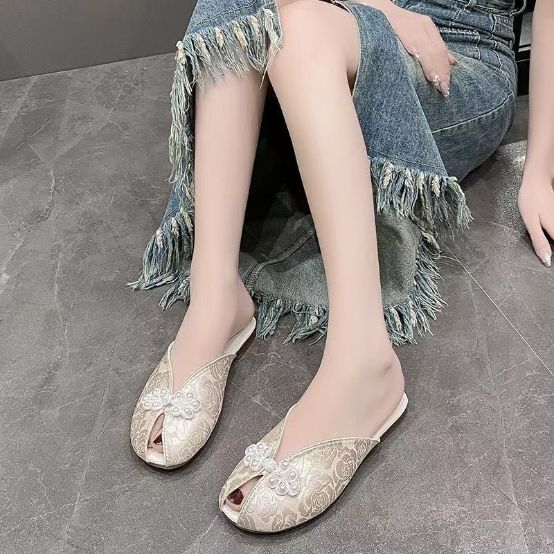 Dame elegante mules med moderigtigt ruffledesign og romantiske perleaccents Stilla