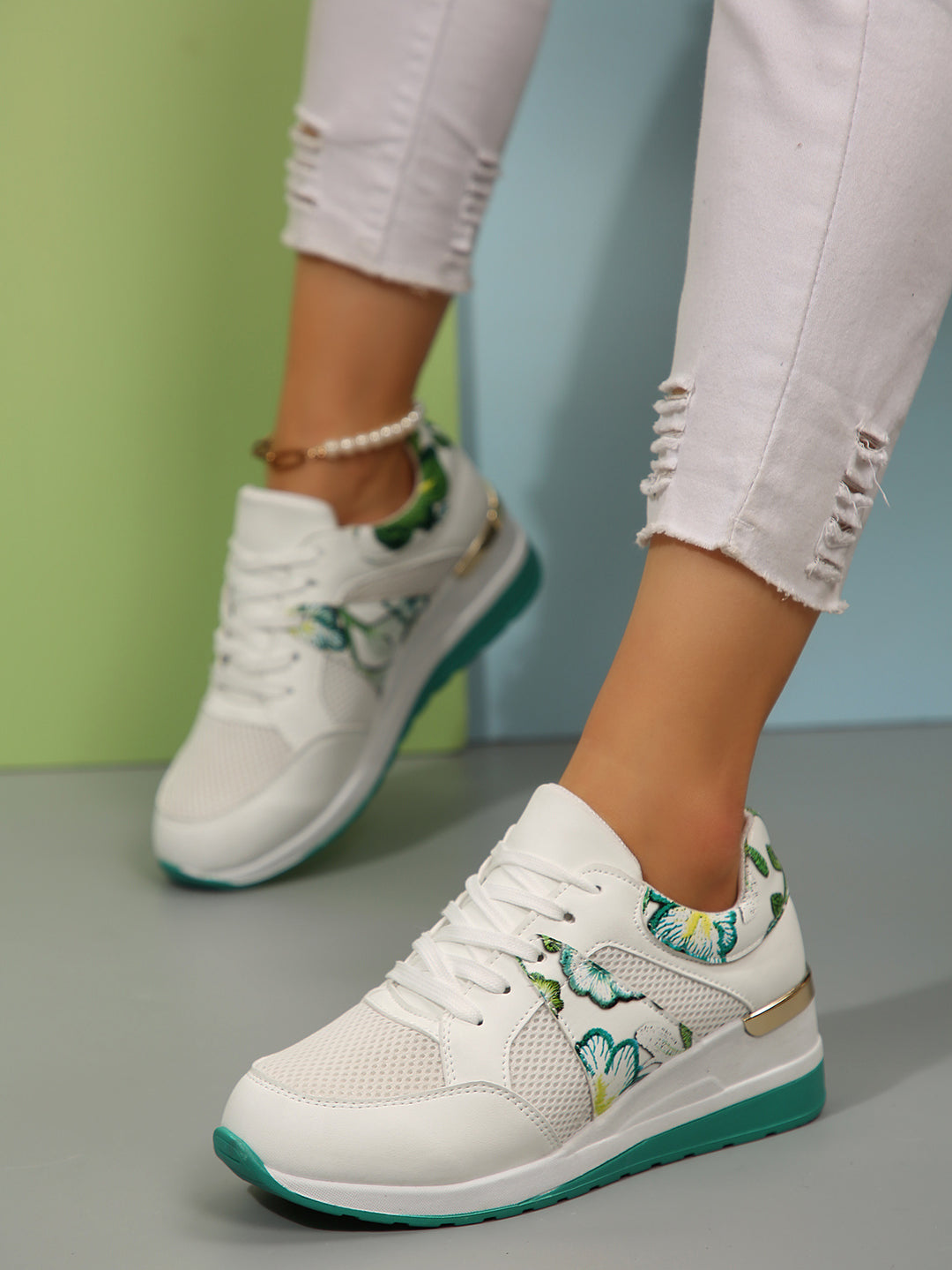 Dame Sneakers med luftig mesh-overflade og elegante florale accenter Stilla