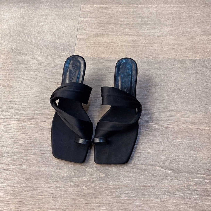 Dame Flade Remsandaler med elegant Vikledesign Stilla