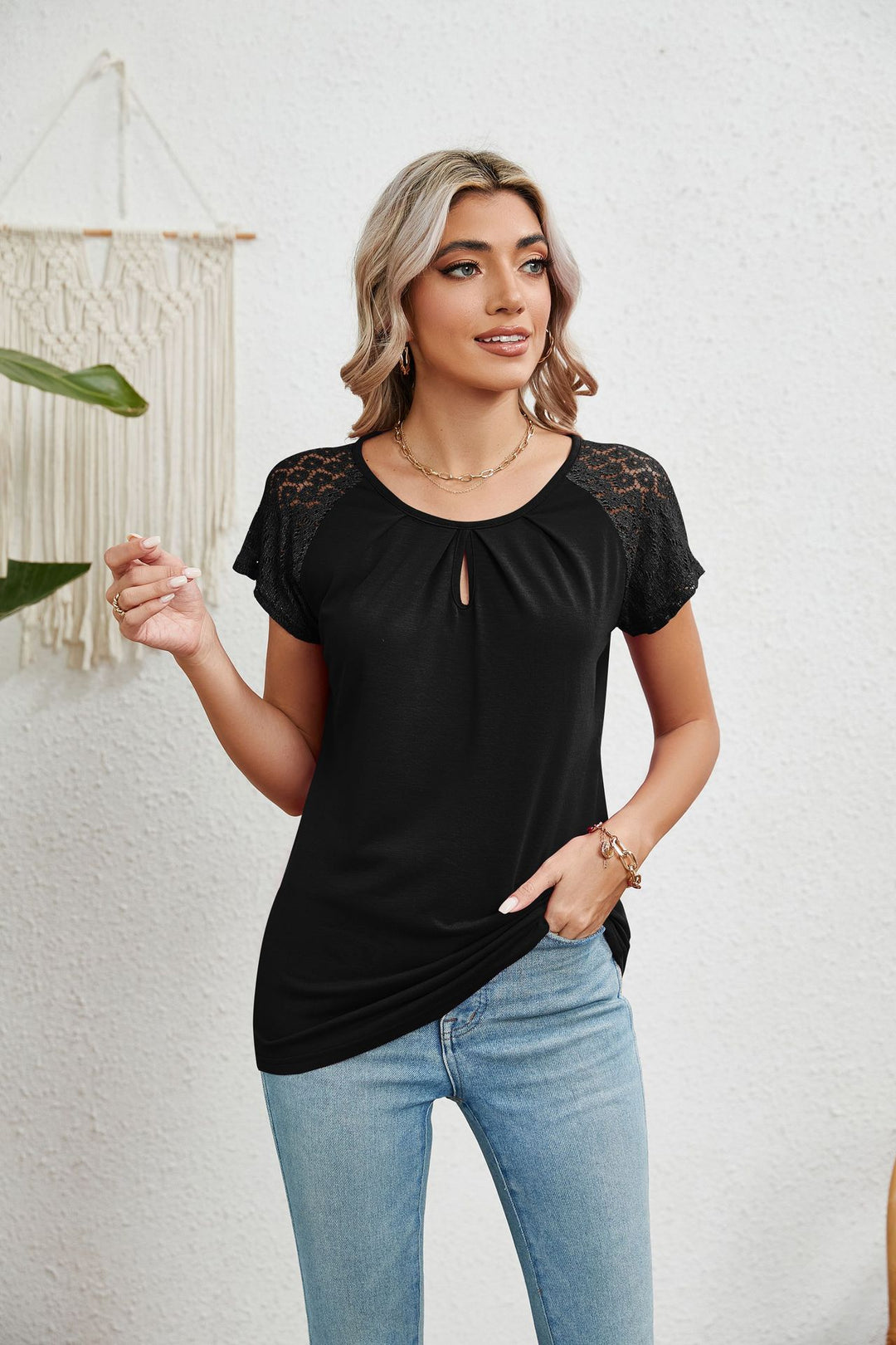 Dame T-shirt med spidsdetaljer og knudeelement Stilla