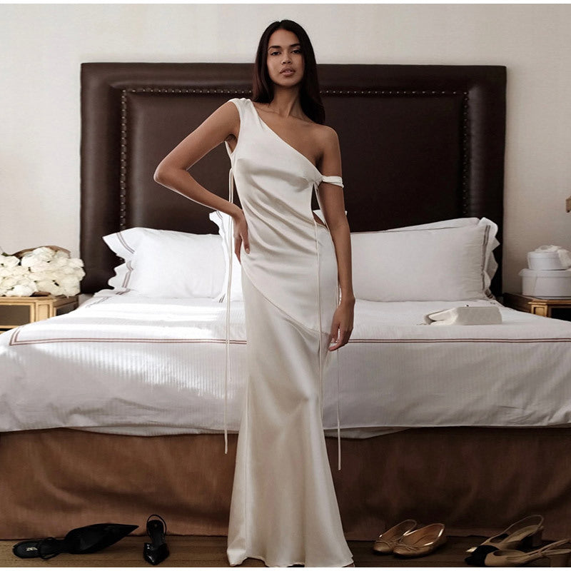 Dame Strapless Satin Maxi Kjole med Sideslids og Sofistikeret Snit Stilla