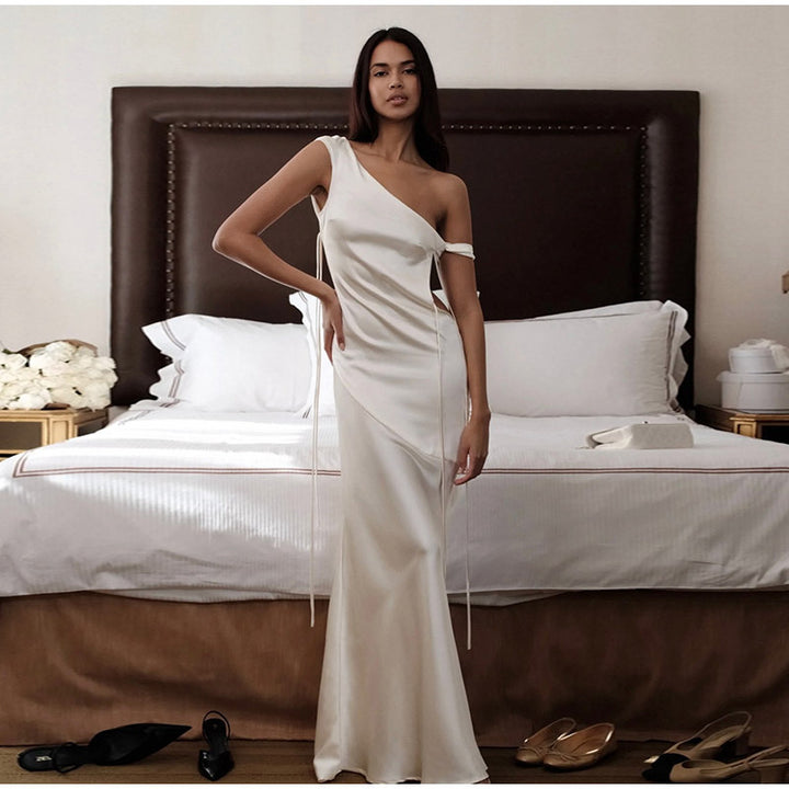 Dame Strapless Satin Maxi Kjole med Sideslids og Sofistikeret Snit Stilla