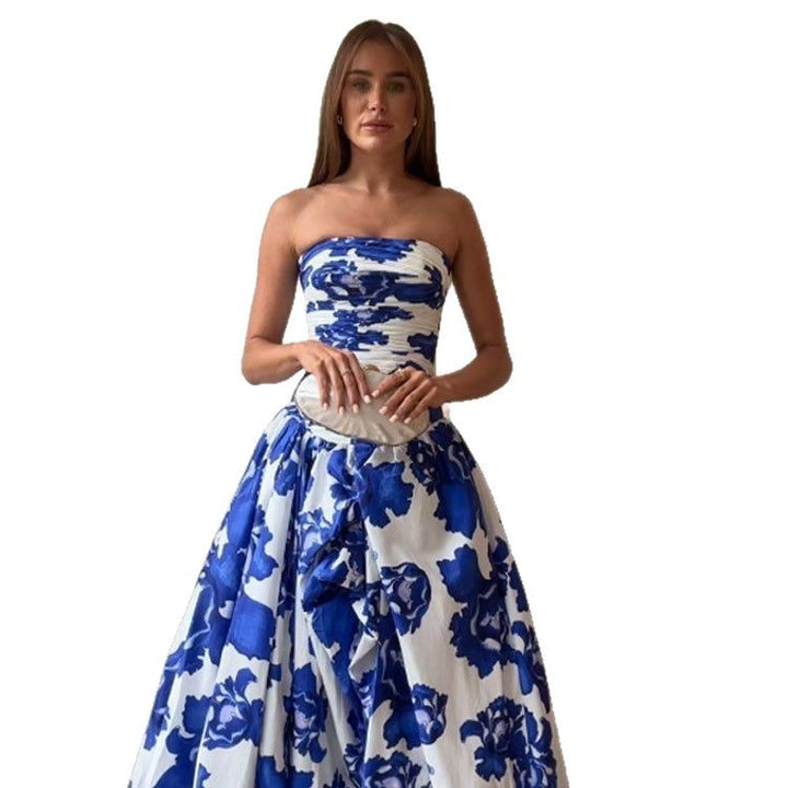Dame maxikjole med strapless design og florale accenter Stilla