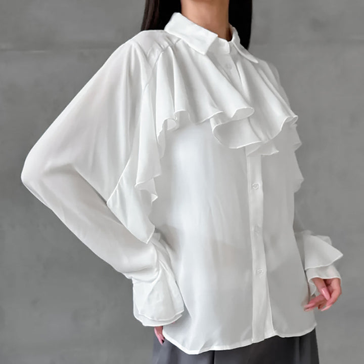 Damebluse med flæsedetaljer og elegante accenter Stilla
